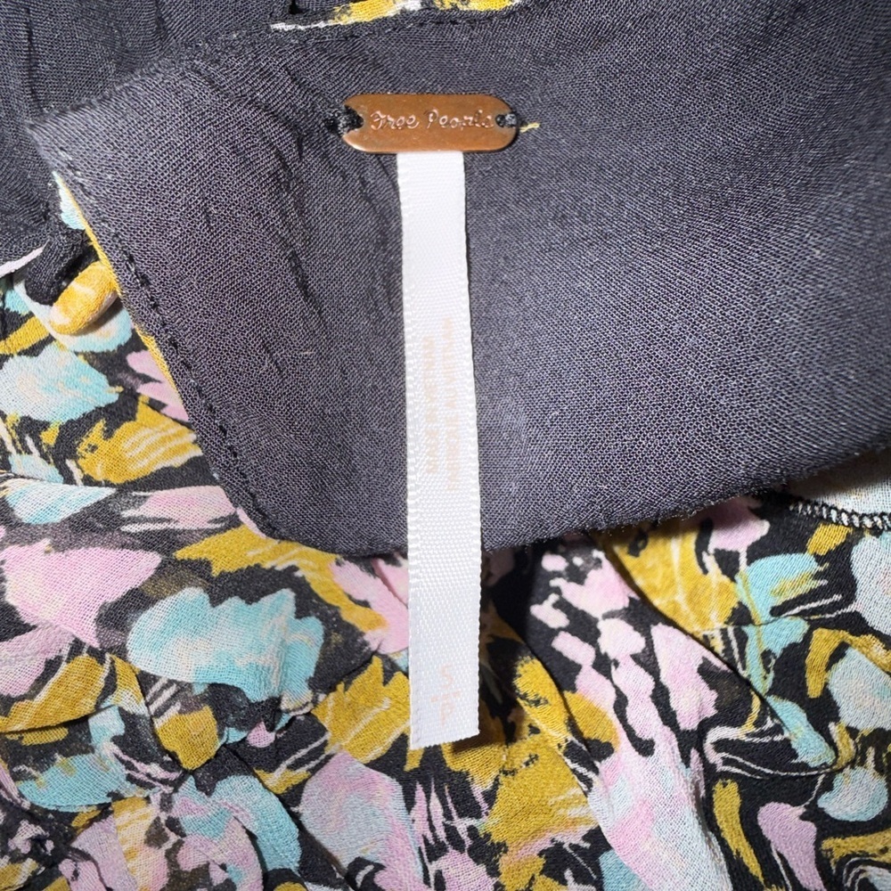🌼 Free People Floral Ruched Blouse – Size M - Picture 3 of 3